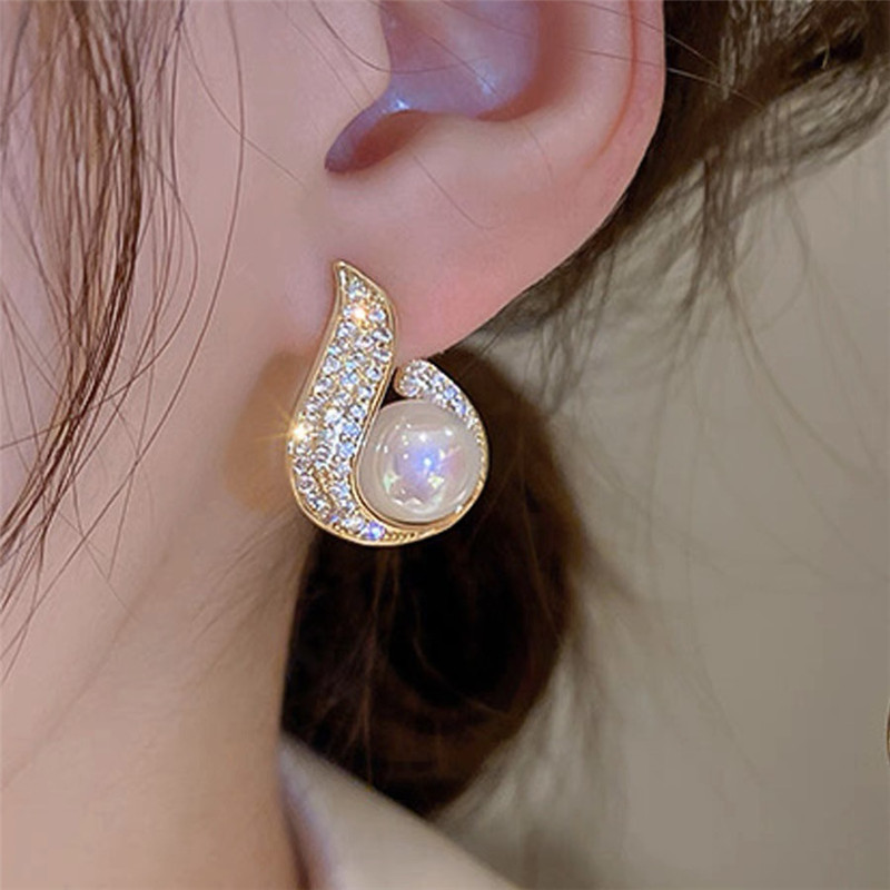 New S925 silver needle stud earrings with pearl and diamond setting, fashionable women's full diamond design flame earrings wholesale details Picture