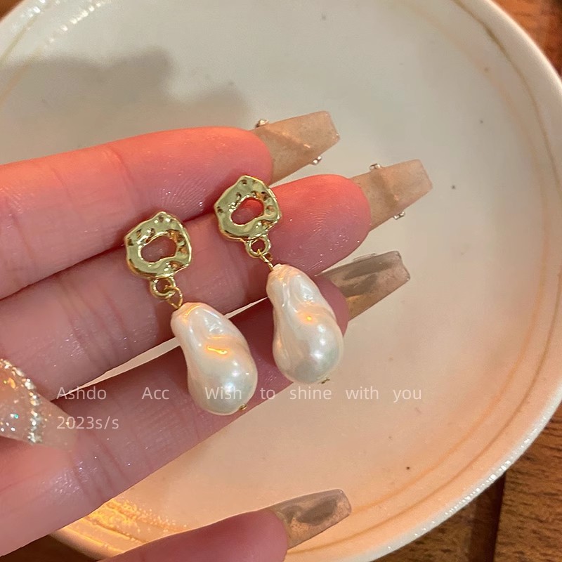 French Baroque imitation pearl earrings for women, 2025 new style, high-end, light luxury stud earrings, exquisite, elegant and fashionable earrings Application Scenario