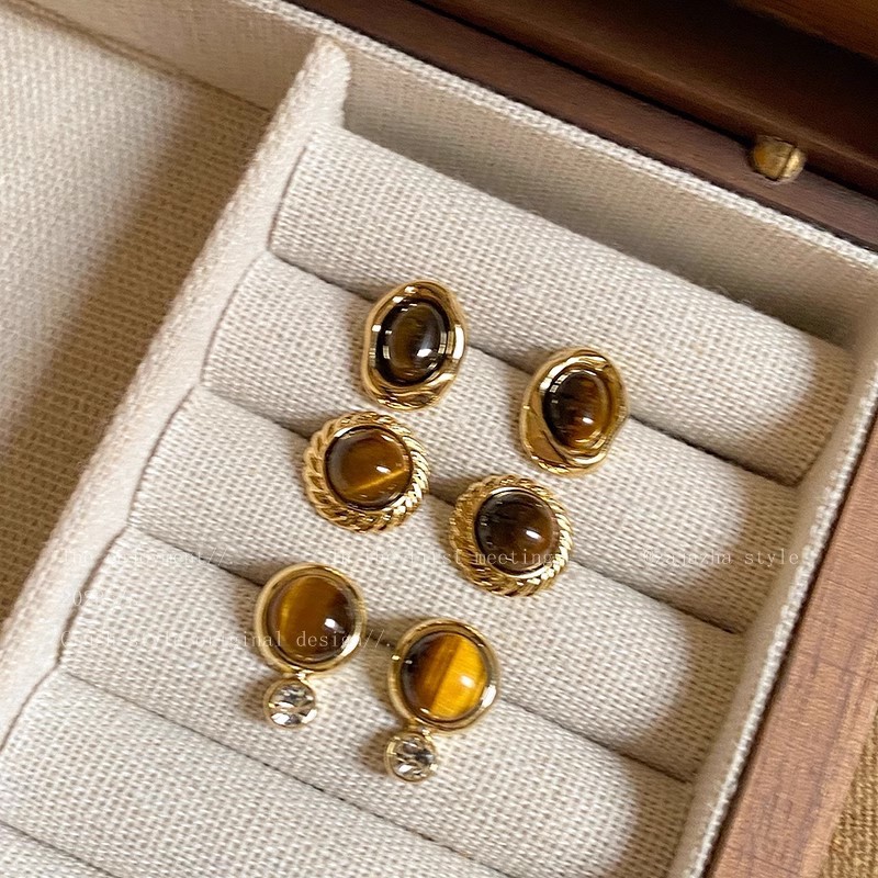 Round tiger's eye stone Maillard stud earrings for women, a retro and elegant earpiece with a unique and high-end feel for autumn and winter full figure