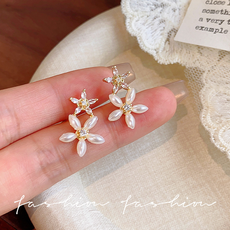 Korean-style diamond-encrusted flower pearl stud earrings for women, with a light luxury and niche design sense, super ethereal earrings, fashionable and versatile commuting earrings full figure