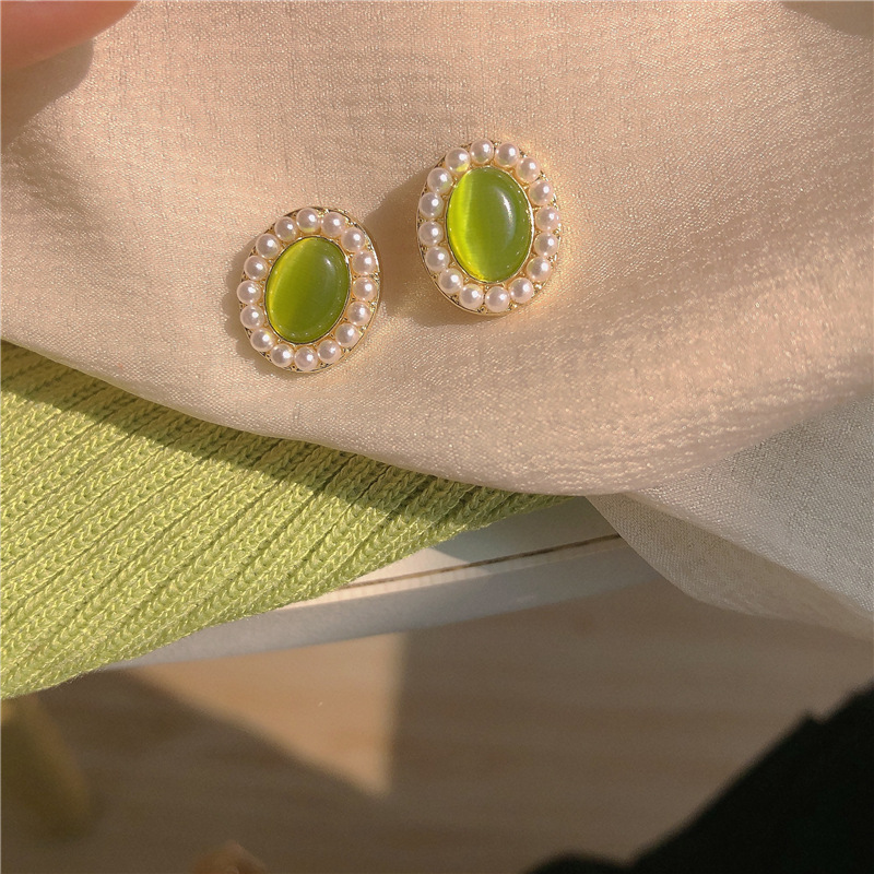Forest-themed sweet student-style earrings, green retro gentle cat's eye stone stud earrings, S925 silver needle light luxury earrings for women Application Scenario