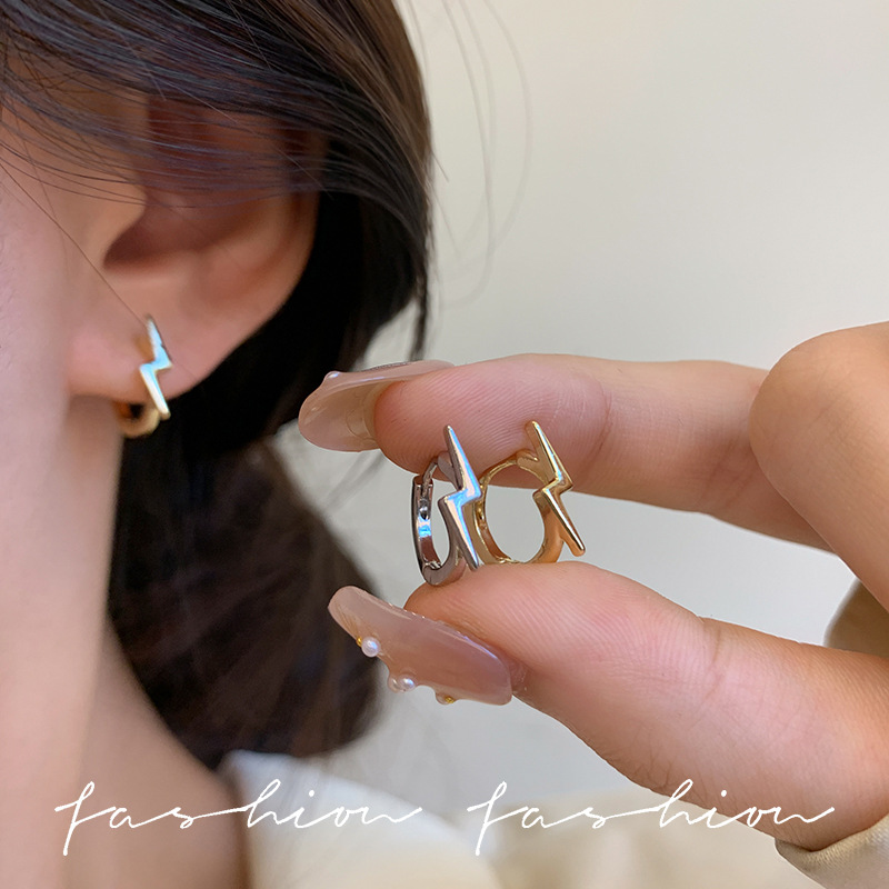 Men's silver needle earring, a niche design with a high-end feel, a new 2024 trendy and cool lightning ear buckle, a cold style earpiece full figure