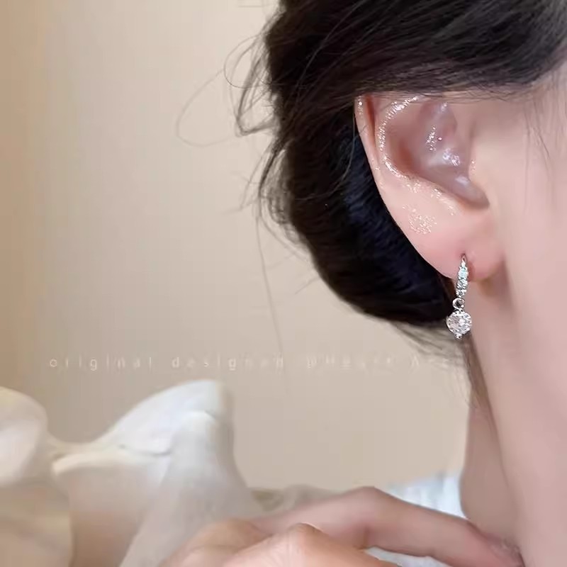 Super sparkling fringed zircon earrings for women, light luxury, fashionable, high-end and versatile stud earrings, simple and niche design, elegant earrings Specification drawing