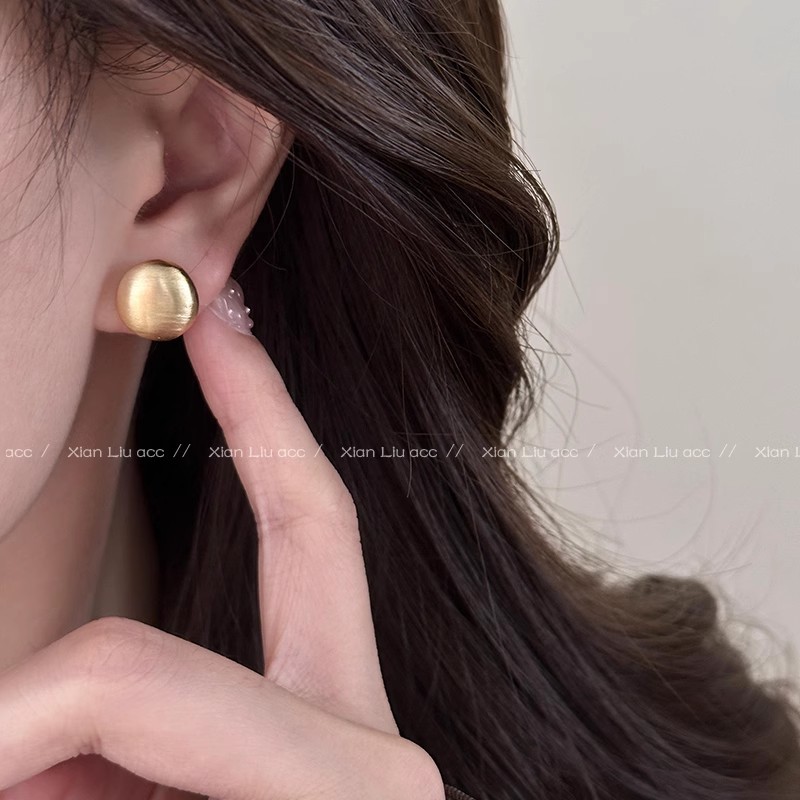Golden brushed round stud earrings for women, with a light luxury and high-end look, unique and elegant style. Niche design, exquisite and simple earrings Specification drawing