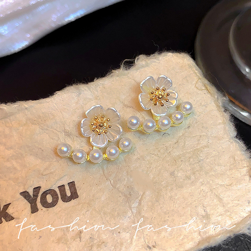 A pair of delicate and fresh pearl and flower stud earrings for a sweet girl with a delicate fragrance style, exuding an ethereal charm. Trendy silver needle earrings Specification drawing