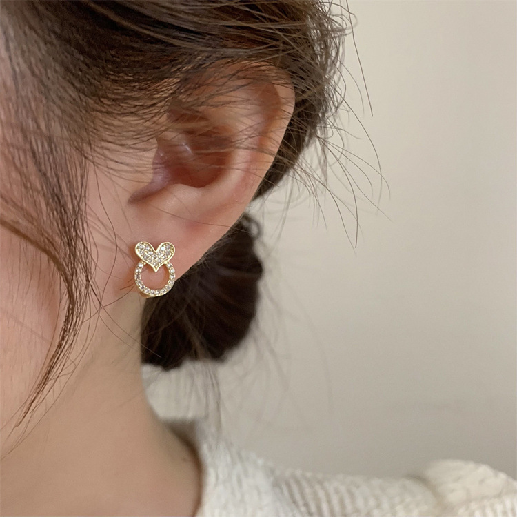 A new style of Korean-style design full-diamond heart-shaped earrings with a light luxury and high-end feel Application Scenario