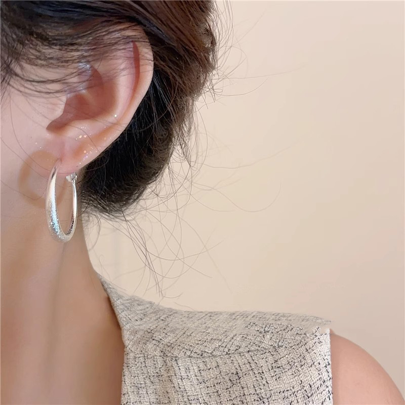 French high-end frosted circular stud earrings for women, a light luxury and fashionable high-end look. A niche design and versatile ear accessory Specification drawing