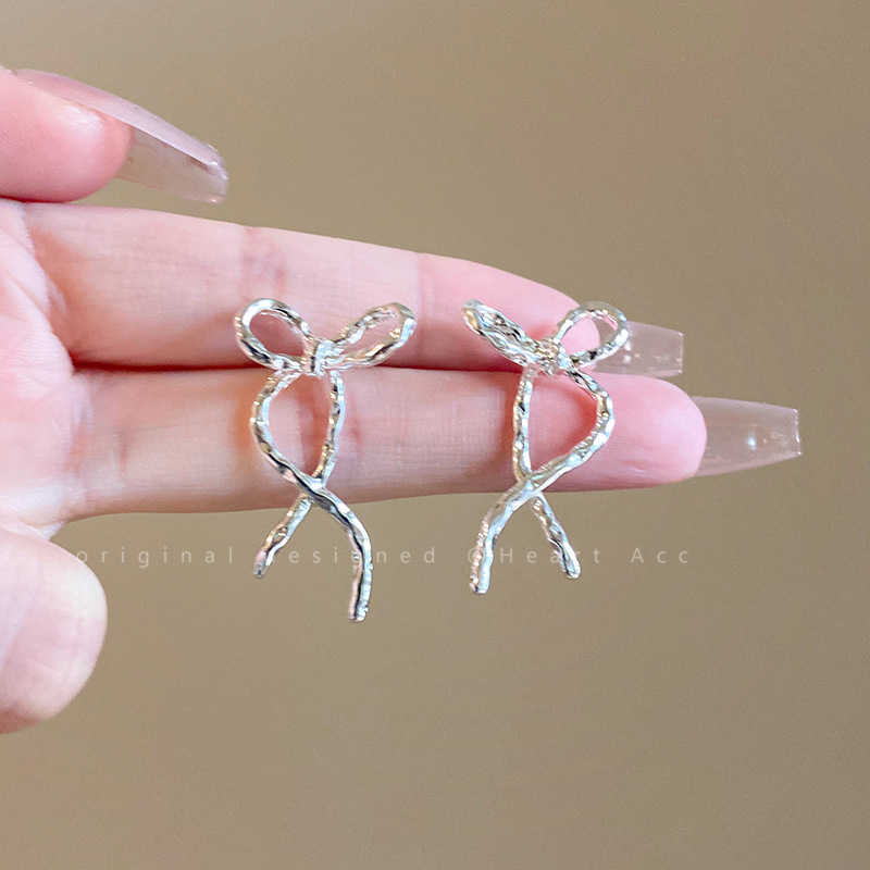 Ribbon bow stud earrings for women, with a unique, elegant and sweet charm, are niche, fashionable and versatile earrings details Picture