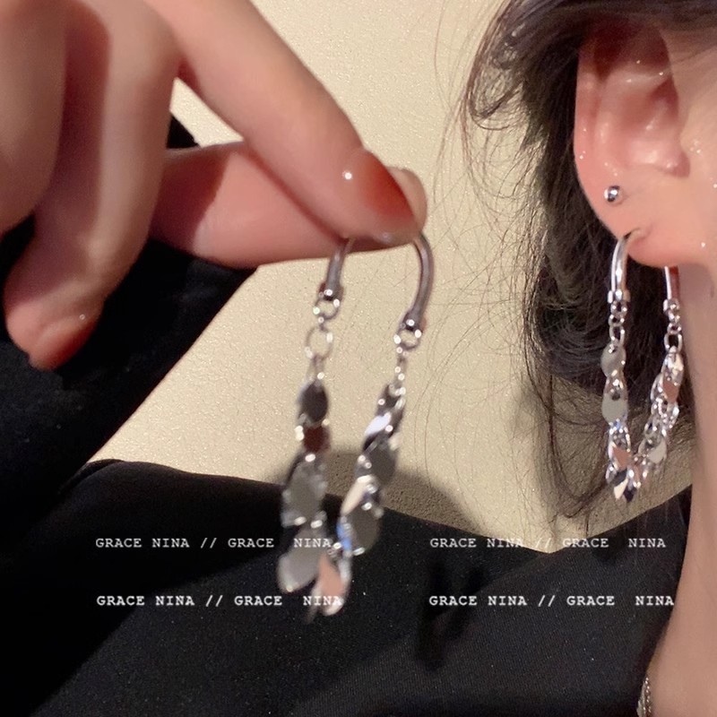 Long silver sequined tassel stud earrings for women, light luxury, high-end fashion earrings, niche, individual, exaggerated and unique earrings Specification drawing
