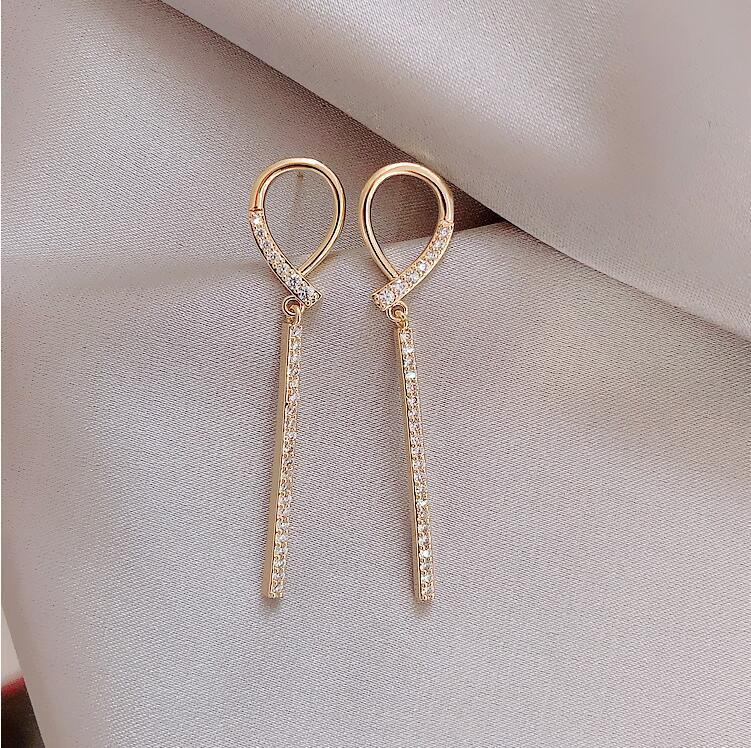S925 Silver Needle, a popular full-diamond earrings and earrings accessory, a new trendy earrings for Korean women with a unique style, featuring long stud earrings Application Scenario