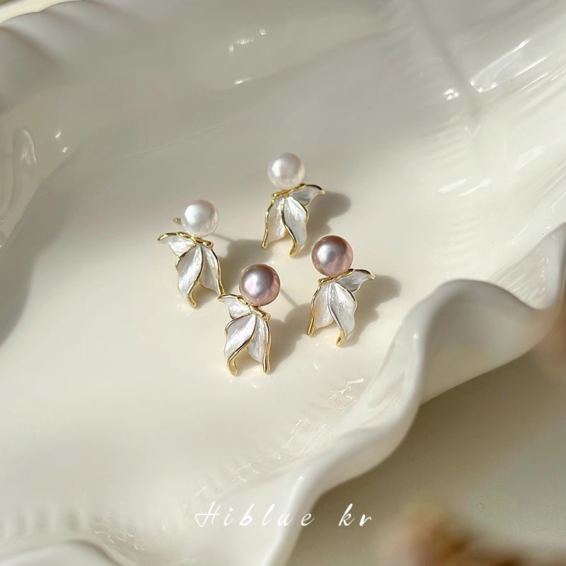 Butterfly Pearl imitation fish tail tassel earrings 2025 New bestseller, high-end, light luxury, niche and unique style stud earrings Application Scenario