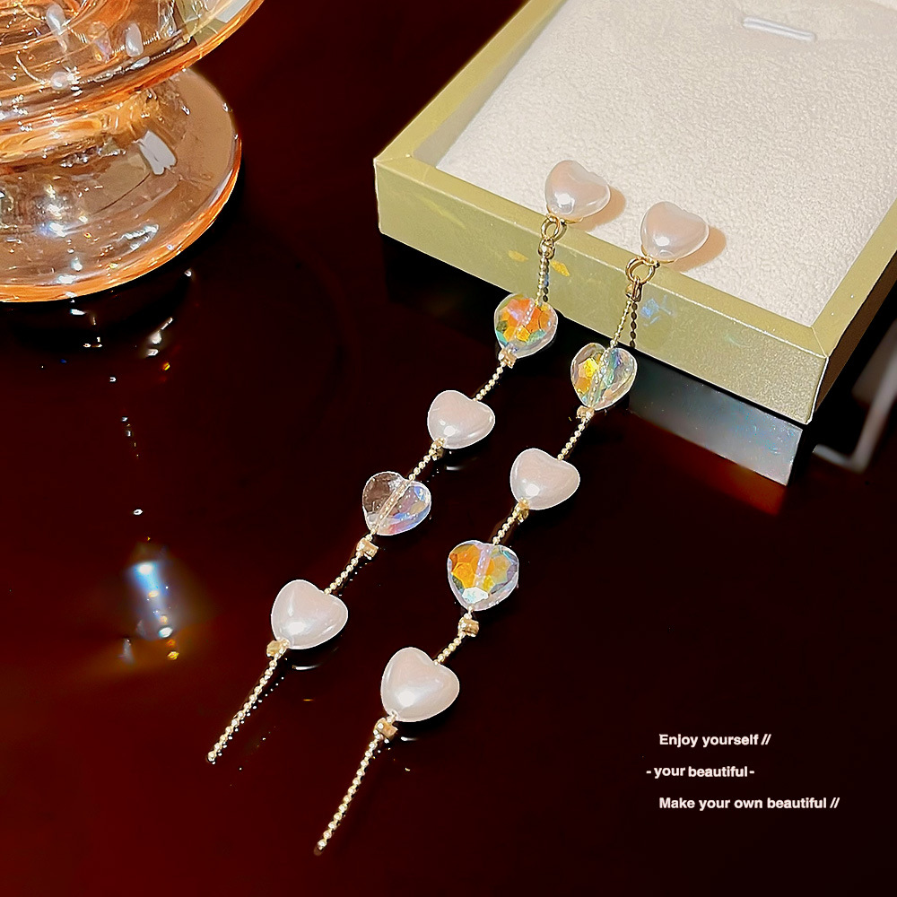 Long tassel crystal pearl heart-shaped earrings exude a sense of high-end luxury and a ladylike charm. These small and exquisite earrings can enhance your face Application Scenario