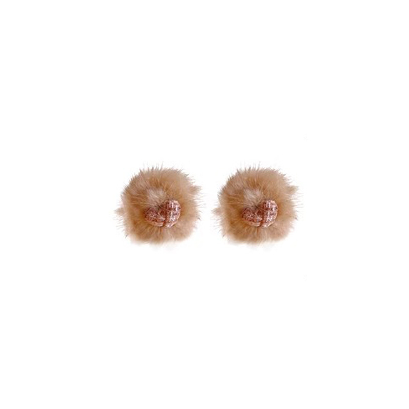 Autumn and winter atmosphere plush heart-shaped stud earrings for women, exquisite heart-shaped earrings, niche design, high-end and elegant earrings Item Picture