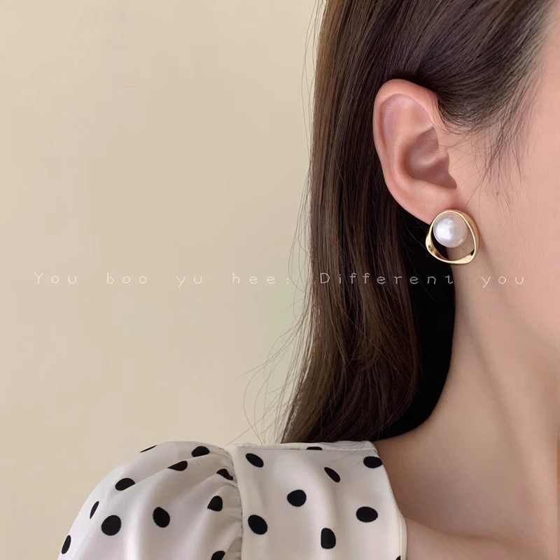 The large pearl earrings for women exude a light luxury and high-end charm. The ear studs are a new French 2025 bestseller, a fashionable and elegant ear accessory full figure