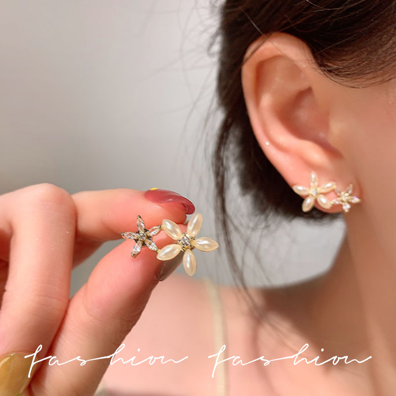 Korean-style diamond-encrusted flower pearl stud earrings for women, with a light luxury and niche design sense, super ethereal earrings, fashionable and versatile commuting earrings details Picture