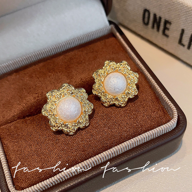 Vintage irregular geometric pleated pearl stud earrings, French retro style earrings, unique and individual new earrings full figure