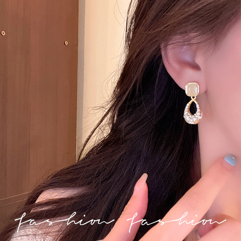 925 Silver needle Full diamond teardrop earrings, a niche design sense, cat's eye stone stud earrings, elegant, versatile and fashionable short earrings Specification drawing