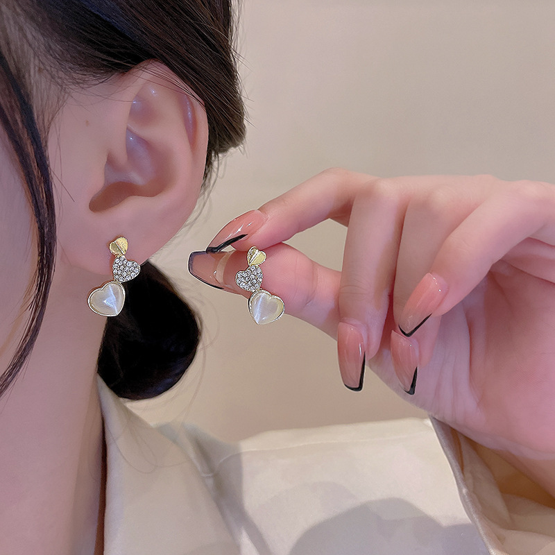 Cat's eye stone earrings, heart-shaped flowers, cat's eye stone heart-shaped stud earrings, high-end, light luxury, niche, and ins design sense earrings for women full figure