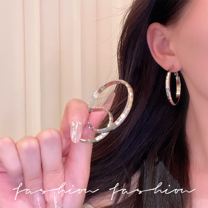 The ring-shaped earrings with a diamond-patterned smooth surface are a new style of trendy European and American earrings in 2025. They feature exaggerated geometric shapes and unique personality Specification drawing