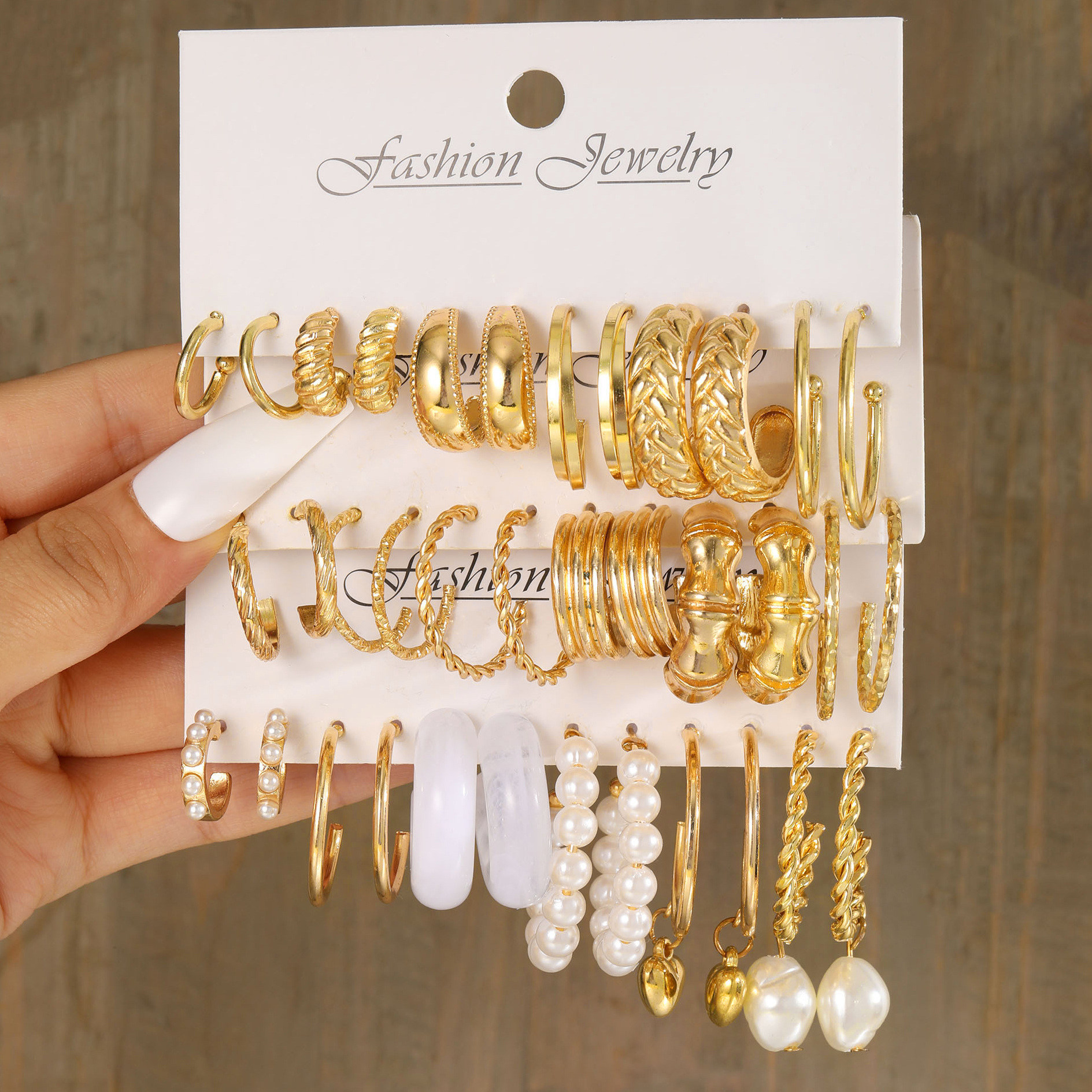 A new 18-piece set of personalized metal twisted chain spiral ear rings imitating pearl earrings from Europe and America full figure