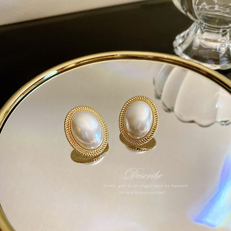 S925 Silver needle French retro Hepburn Baroque pearl stud earrings, feminine oval-shaped pearl earrings, niche details Picture