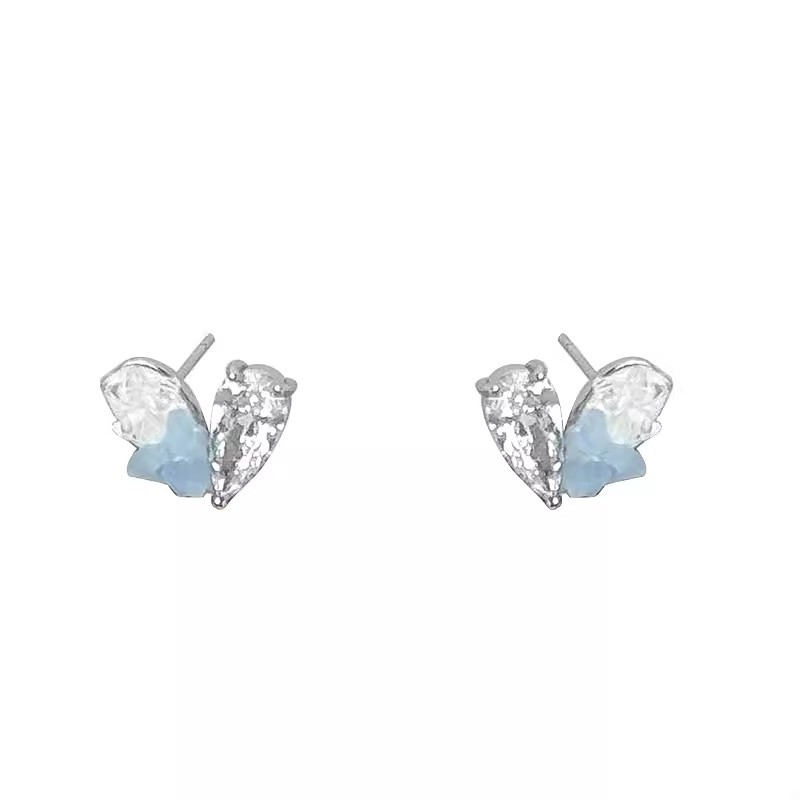 Ice-clear blue sparkling diamond heart-shaped stud earrings for women, simple and versatile, sweet earrings, light luxury, high-end and elegant earrings Item Picture