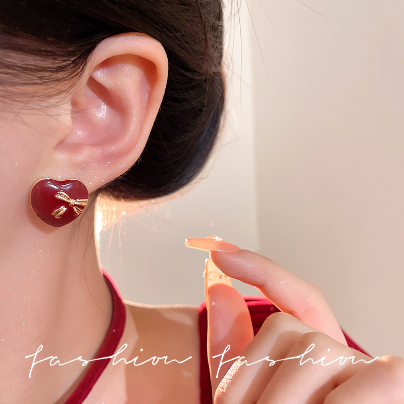 The Ankela red heart stud earrings feature a special design and a high-end feel. They are New Year's earrings with a retro Hong Kong style and a sweet Korean touch Application Scenario