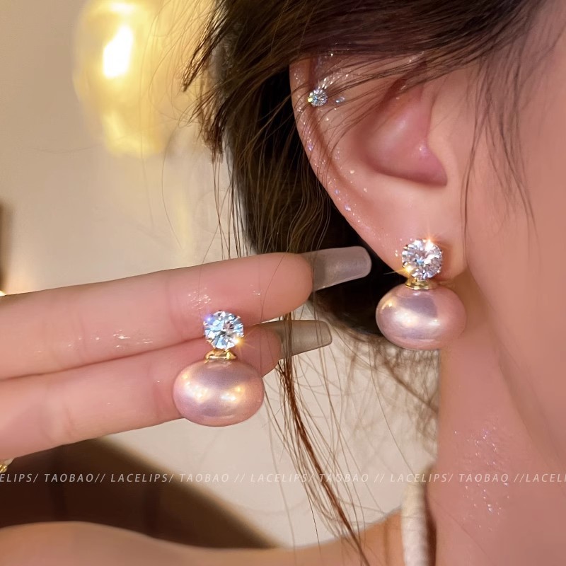 French high-end elegance, sparkling diamond pearl stud earrings, women's light luxury, fashionable and elegant stud earrings, simple, unique and versatile earrings Application Scenario