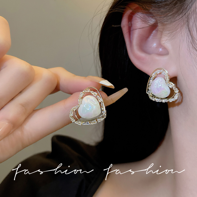 Earrings 2023 New trendy pearl earrings for women, a light luxury, niche and high-end heart-shaped stud accessory Application Scenario