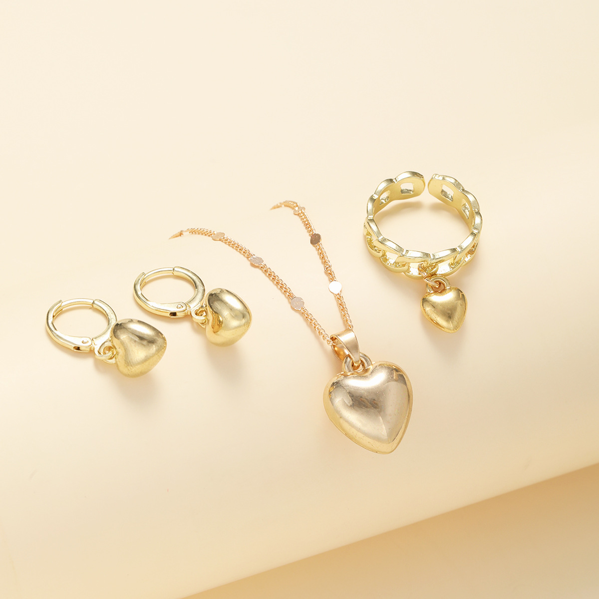 New cross-border fashionable and creative heart-shaped earrings, rings, necklaces and other high-end women's jewelry from Europe and America with a sense of design Application Scenario
