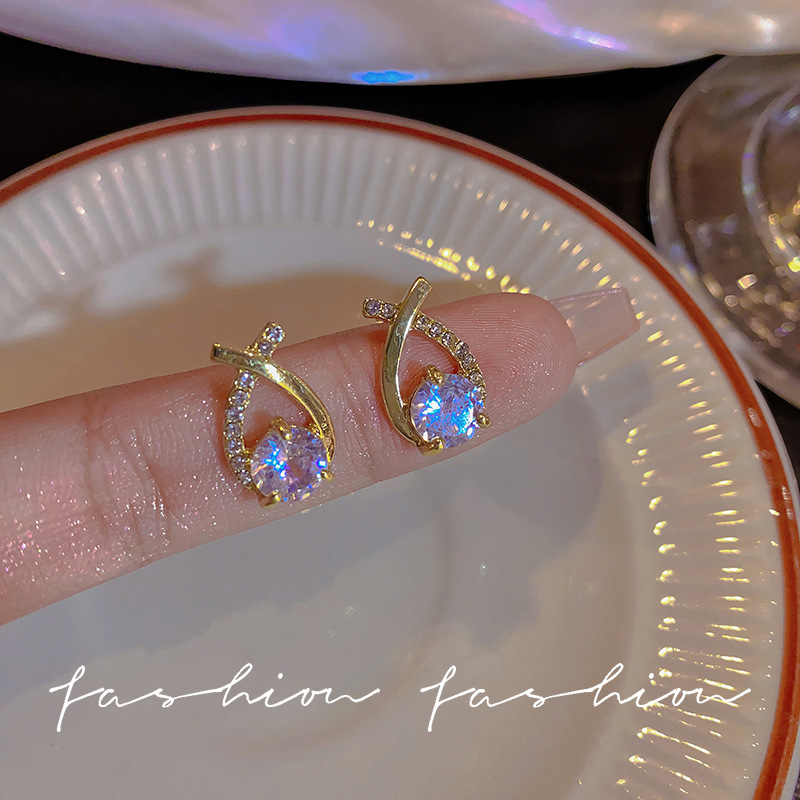 Exquisite small ear studs, high-end and light luxury zircon super sparkle, trendy design sense, ins versatile cross-shaped earrings and earrings full figure