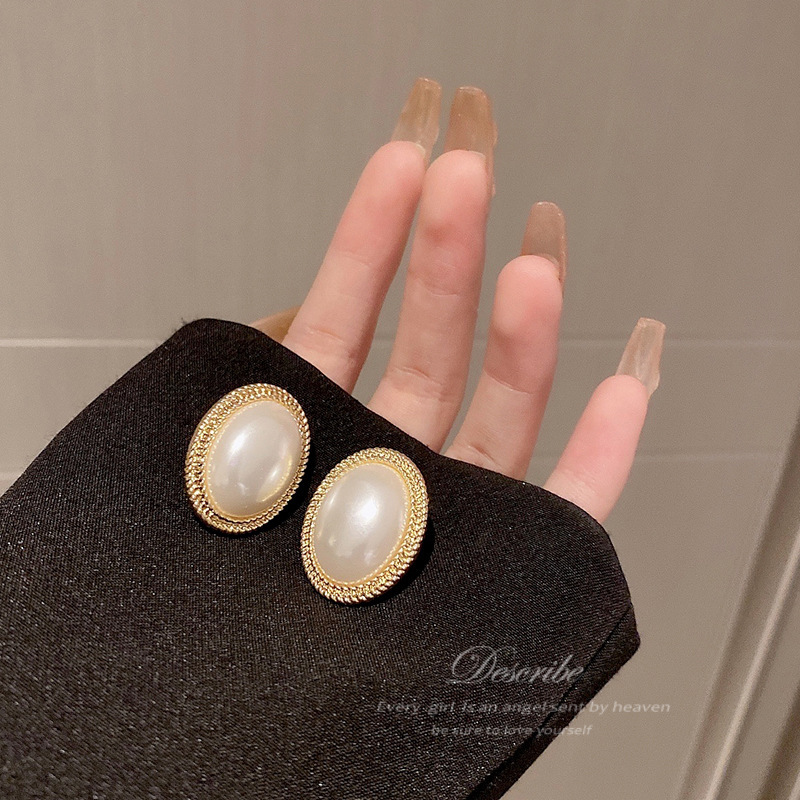 S925 Silver needle French retro Hepburn Baroque pearl stud earrings, feminine oval-shaped pearl earrings, niche Application Scenario
