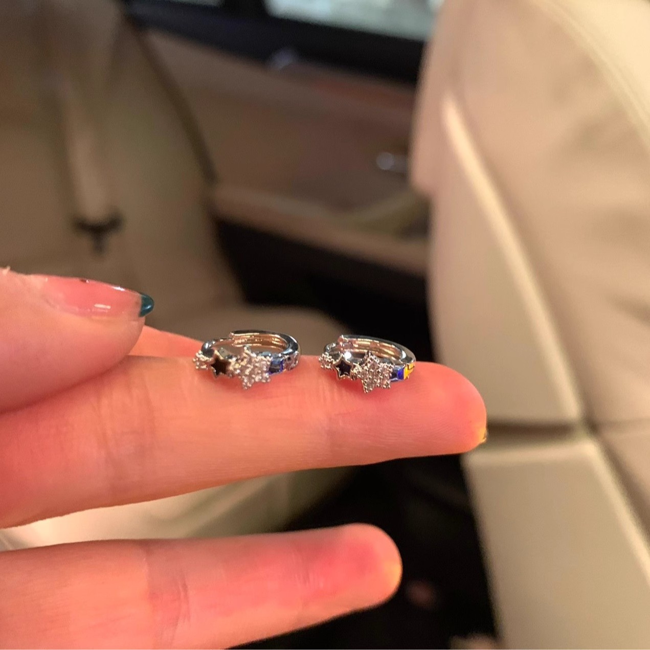 The star-shaped ear buckles are small and unique. You don't need to take them off when sleeping. They are a niche design for women. The ear studs exude a sense of luxury details Picture