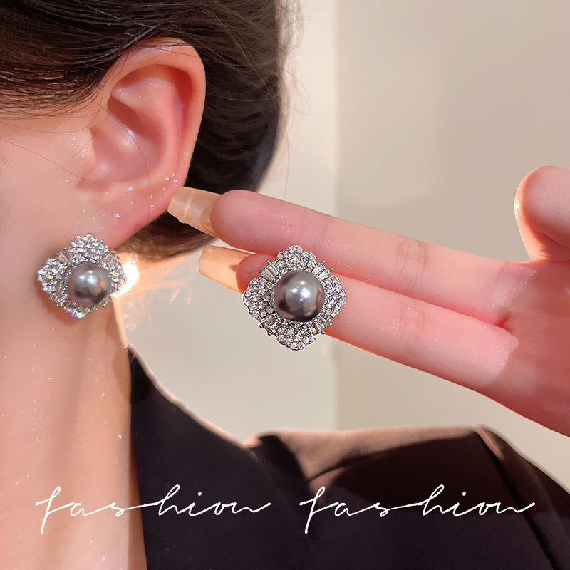 The grey pearl stud earrings exude an exquisite and high-end feel, with a light luxury and unique niche style. They are fashionable and versatile for women, as well as elegant pearl earrings details Picture