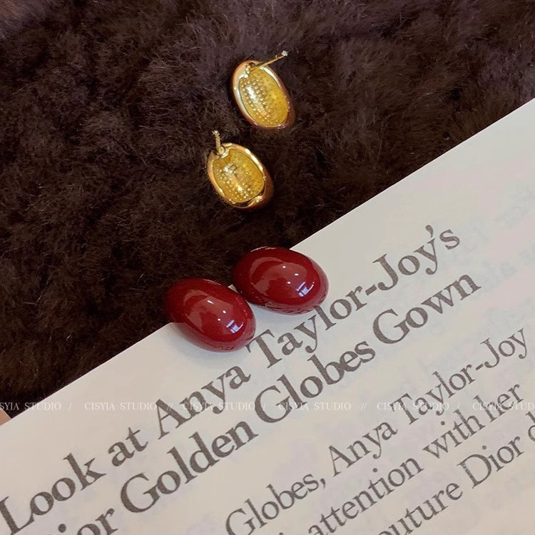 High-end Ankela red love bean stud earrings for women's autumn and winter, unique and niche Hong Kong-style earrings, light luxury earrings wholesale Application Scenario