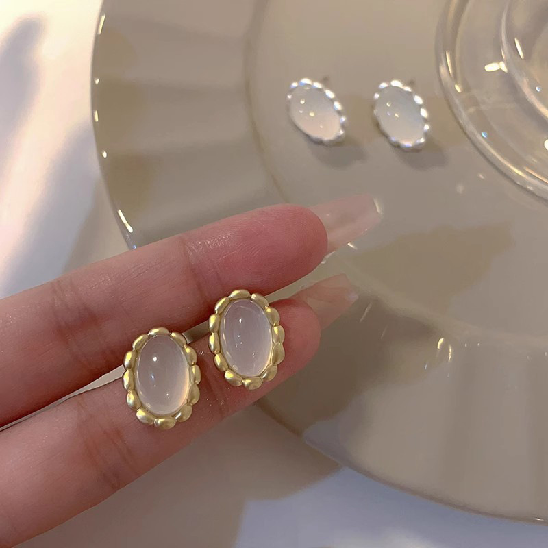 Niche retro geometric lace stud earrings exude a sense of light luxury and sophistication, with a noble and elegant style. These earrings are fashionable and versatile for commuting full figure