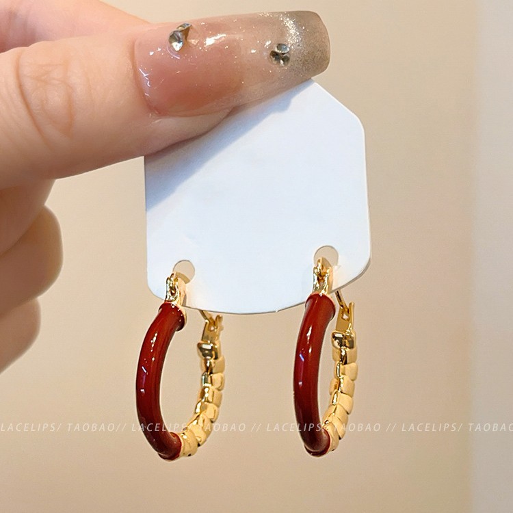 Christmas Encore red and silver patchwork ear buckle earrings, women's light luxury high-end earrings, unique and festive New Year earrings Application Scenario
