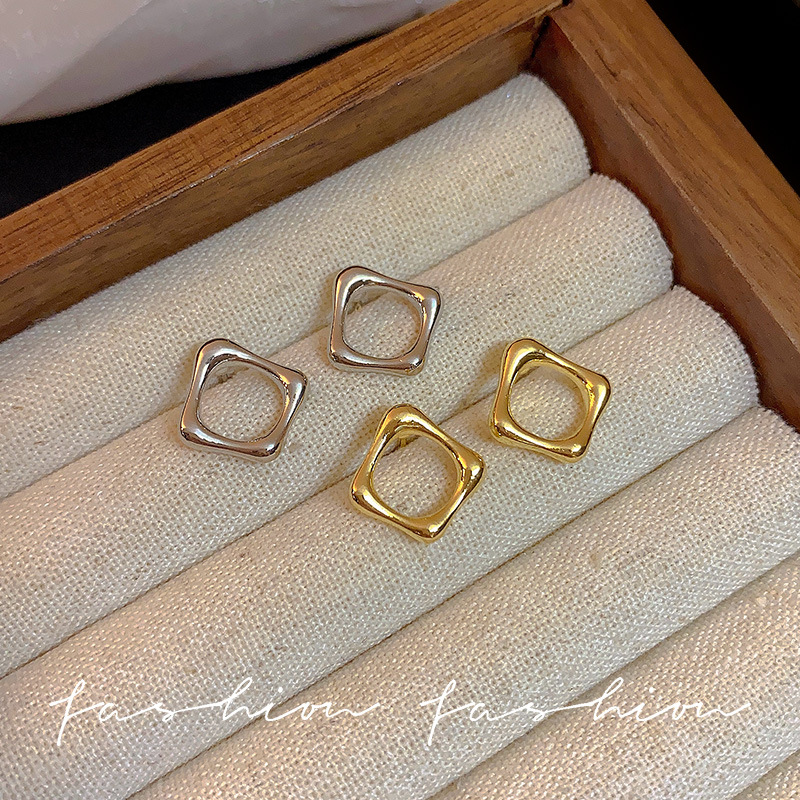 Hollowed-out golden square earrings with a high-end, niche and cold style, stud earrings for women, simple and unique metal ear rings and earrings Specification drawing