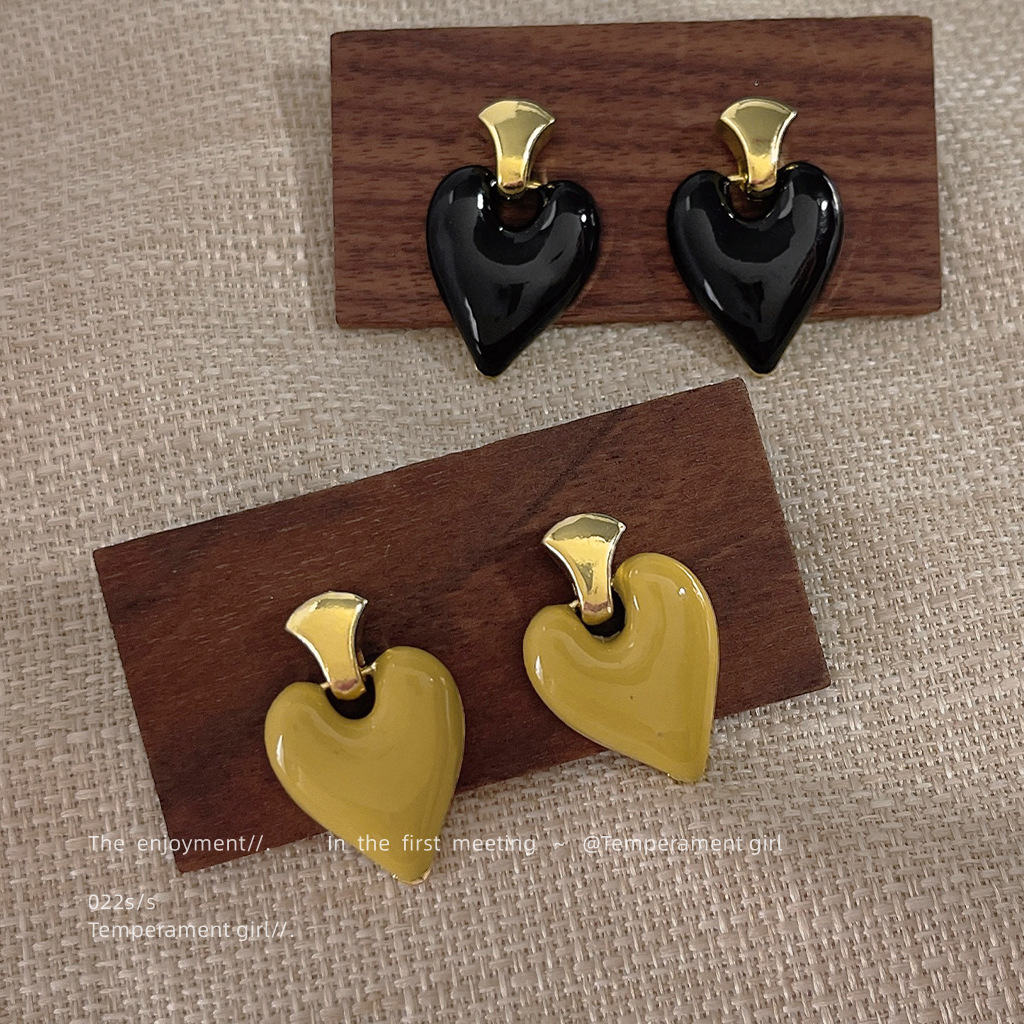 S925 Silver Needle Heart-shaped oil-dropping Glaze Stud earrings with a heart shape, exuding a feminine and high-end sophistication, are niche stud earrings and accessories details Picture