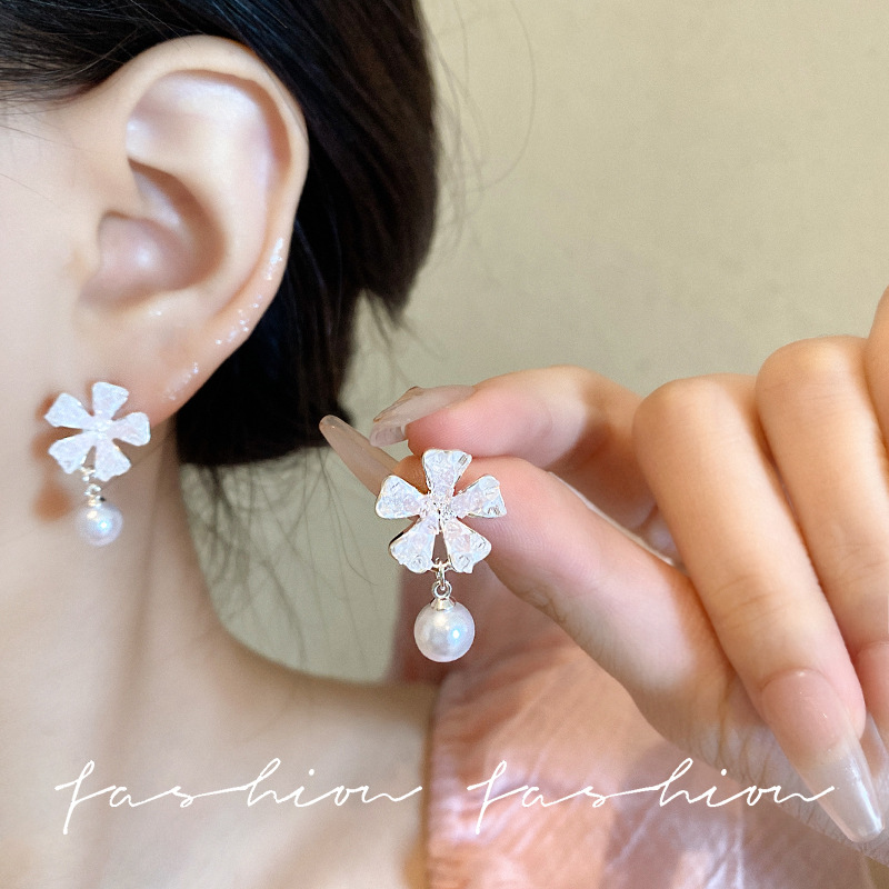 Gradient cold style flower stud earrings for women, super fairy light luxury exquisite pearl earrings, ins trendy and stylish summer earrings Application Scenario