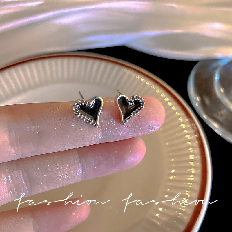 The black heart-shaped earrings with sparkling diamonds exude a delicate, light luxury and high-end feel. They are versatile and feature a niche design, exuding a sweet and cool charm full figure