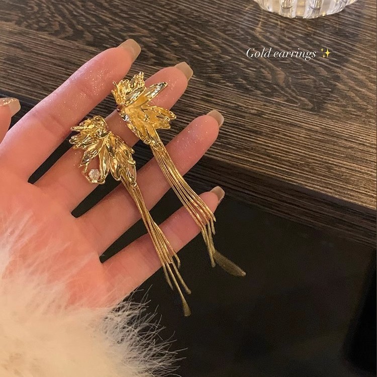 Retro court-style metal petal tassel earrings, high-end and elegant earrings, women's grand and unique dress stud earrings Application Scenario