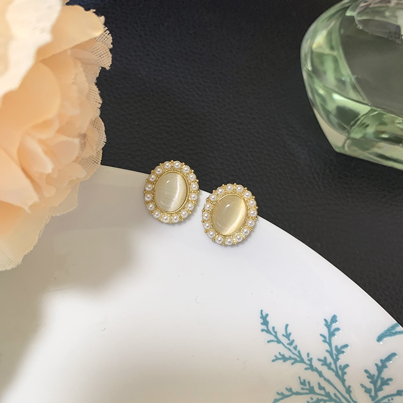 Pearl stud earrings, women's oval cat's eye stone niche retro earrings, gentle and elegant geometric earrings, 925 silver needle wholesale full figure