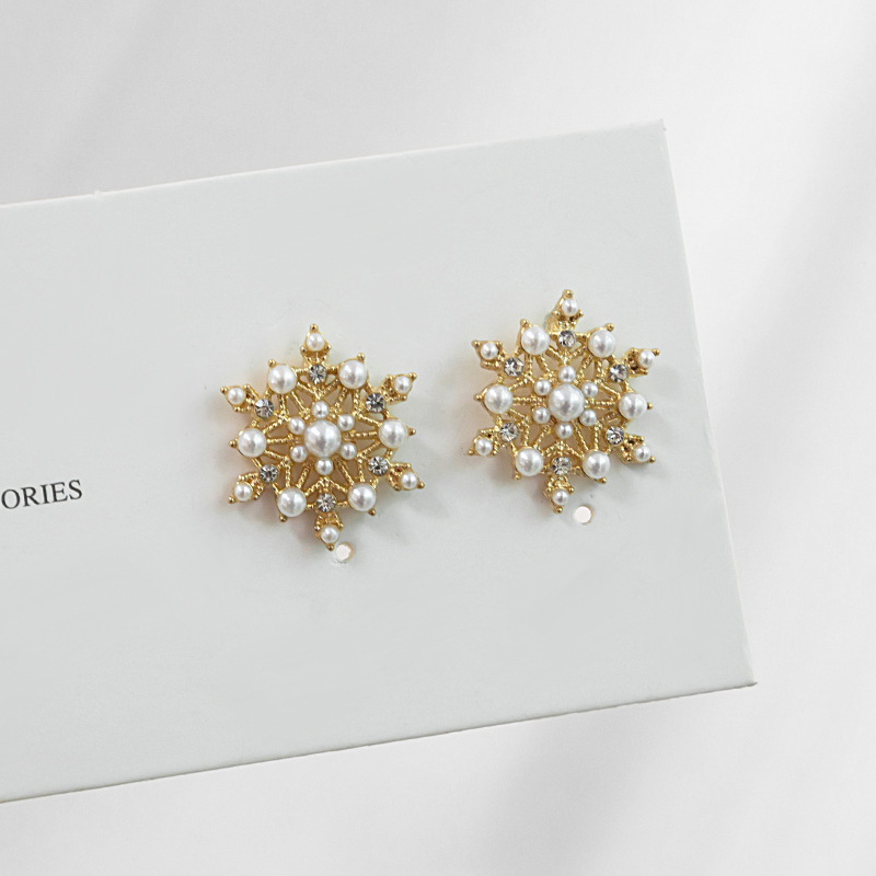 925 Silver needle Sparkling Diamond Snowflake pearl Stud earrings, exquisite Korean internet-famous French light luxury elegant and charming earrings and earrings Application Scenario