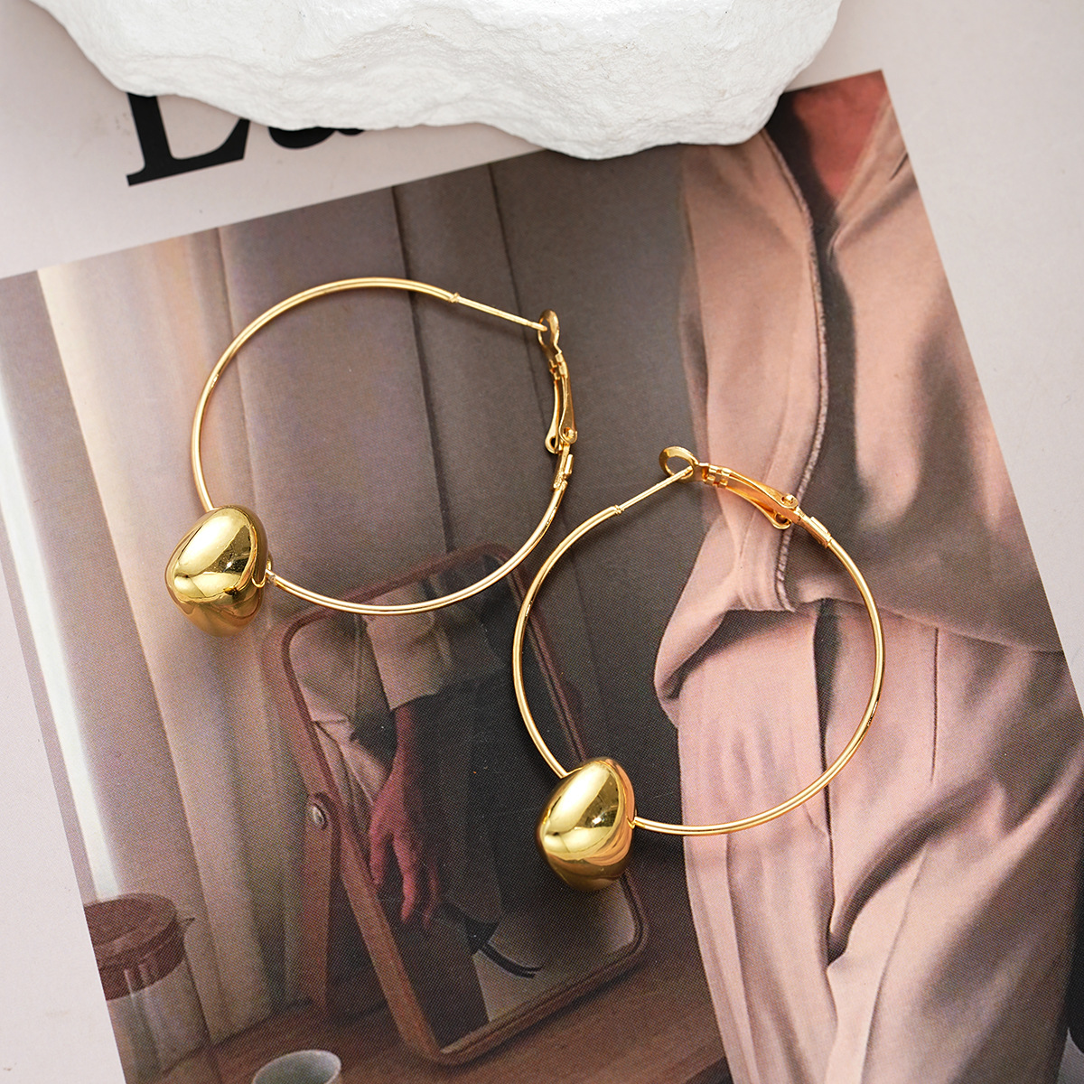Cross-border European and American golden heart-shaped ear rings, hollow heart-shaped large ear rings, ins cold style metal texture earrings Application Scenario