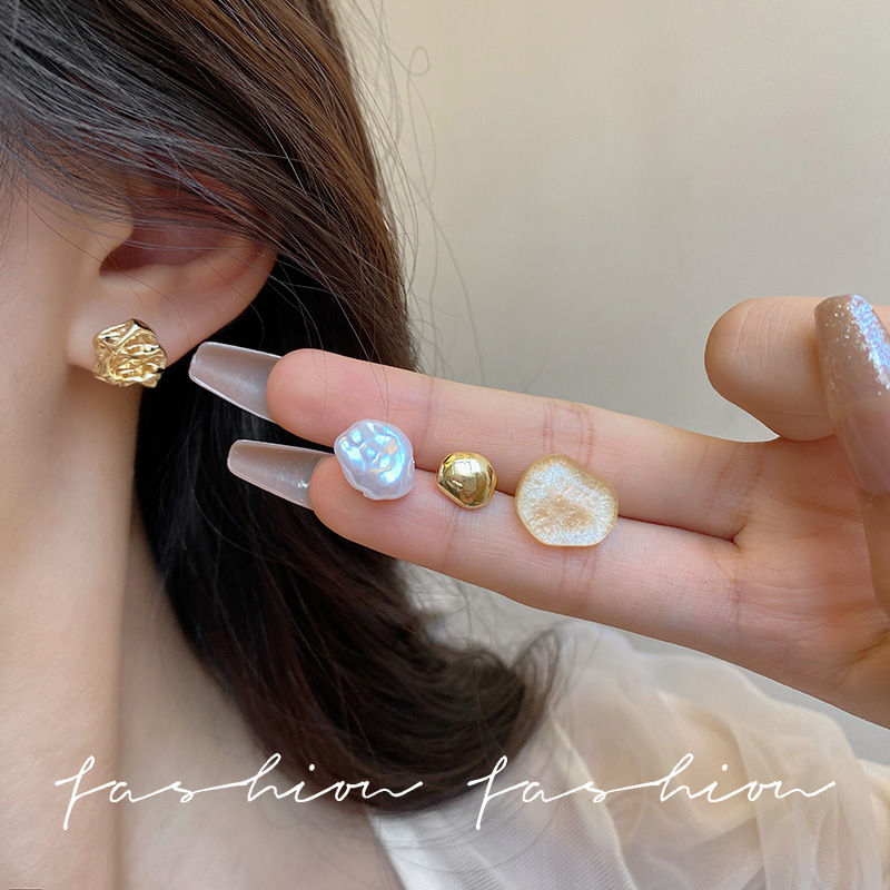 Irregular liquid metal earrings, unique design, niche and light luxury earrings, French high-end, cold style, stud earrings for women Application Scenario