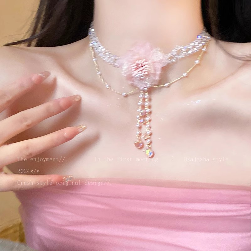 Vacation-style romantic pink crystal flower pearl earrings for women, a light luxury and high-end feel, super ethereal dopamine temperament earrings Application Scenario
