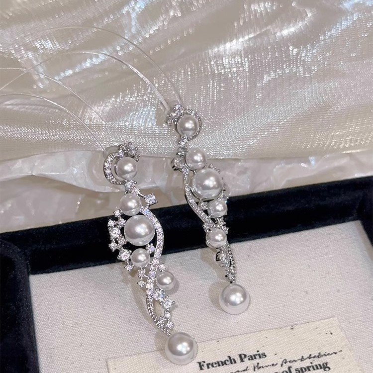 French super sparkling pearl earrings, women's light luxury, niche design sense, high-end temperament, stud earrings, long tassels, retro earrings Application Scenario