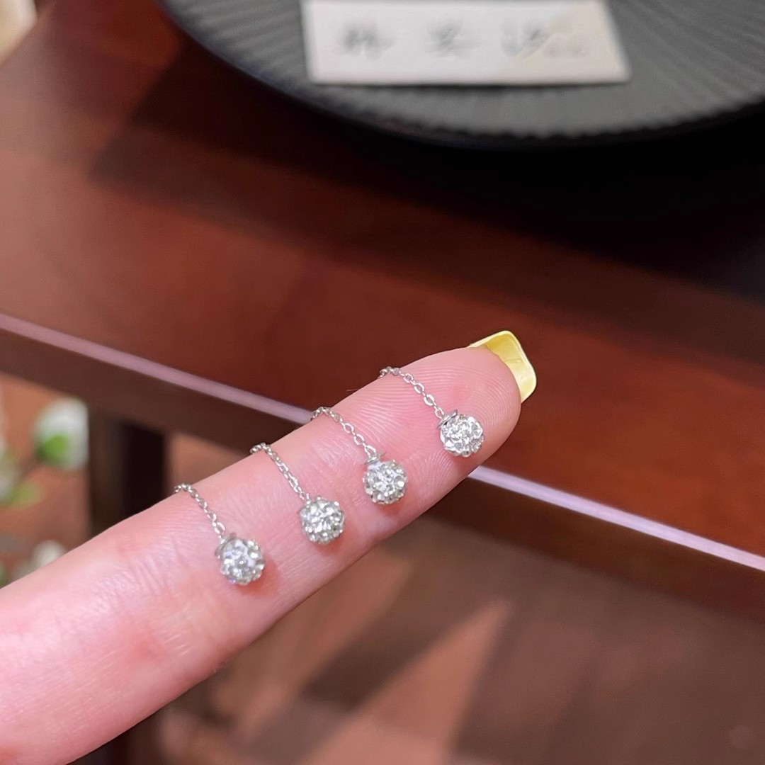 French Starry Sky simple ball stud earrings for women, no need to remove and maintain ear holes when sleeping. Exquisite, simple and small earrings and earrings Application Scenario