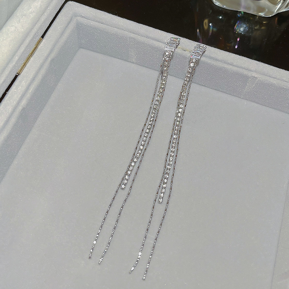 European and American individual style tassel earrings, light luxury and high-end sense, fashionable and simple earrings wholesale, niche design stud earrings for women Application Scenario